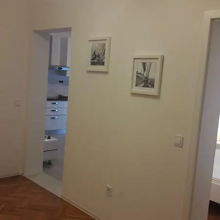 Three Roses Apartman *