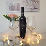 Three Roses Apartment *