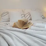 Three Roses Apartment *