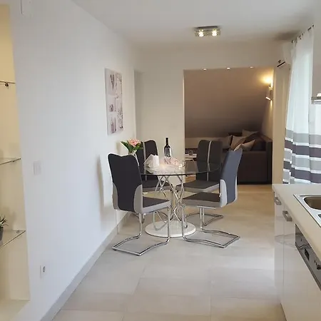 Apartament Three Roses *