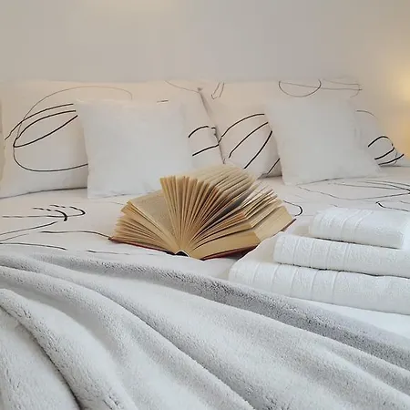 Three Roses Апартаменти *